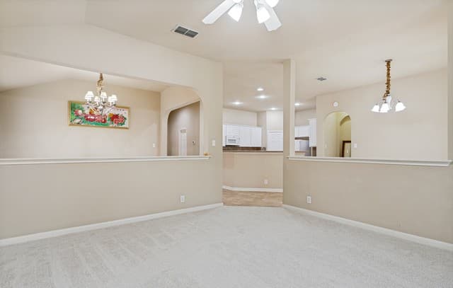 4-bedroom rental at 8910 Hanover Frst in Helotes, TX — photo 5