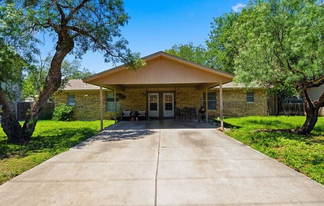 rental at 603 W Byrd Blvd in Universal City, TX — photo 1