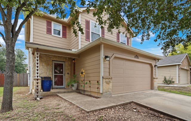 3-bedroom rental at 9235 Silver Vis in San Antonio, TX — photo 2