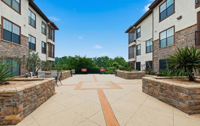 2-bedroom rental at 7342 Oak Manor Dr Unit 3101 in San Antonio, TX — photo 2
