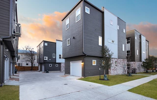 3-bedroom rental at 210 W Poplar St #101 in San Antonio, TX — photo 1