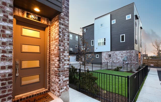 3-bedroom rental at 210 W Poplar St #101 in San Antonio, TX — photo 2