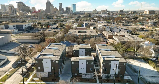 3-bedroom rental at 210 W Poplar St #101 in San Antonio, TX — photo 3
