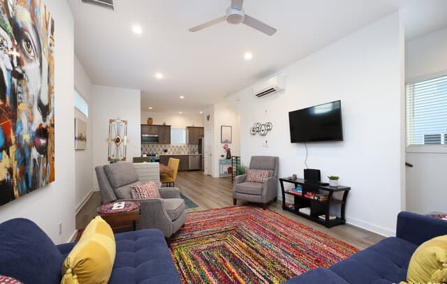 3-bedroom rental at 210 W Poplar St #101 in San Antonio, TX — photo 5