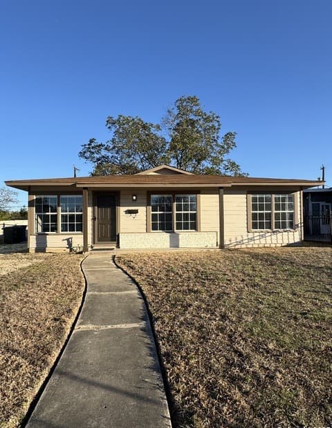 3-bedroom rental at 219 E Vestal Pl in San Antonio, TX — photo 1