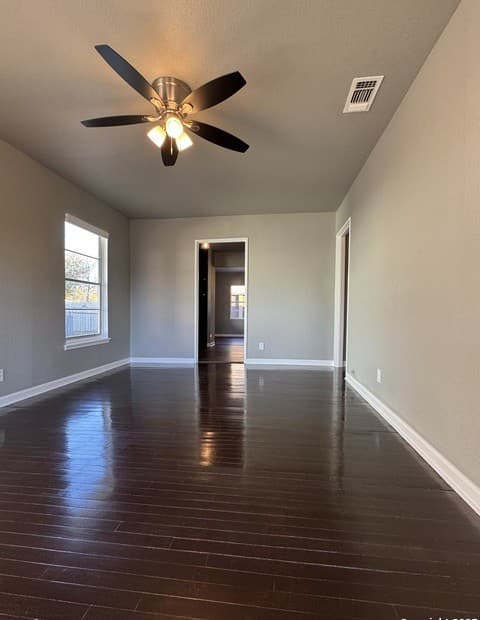 3-bedroom rental at 219 E Vestal Pl in San Antonio, TX — photo 2
