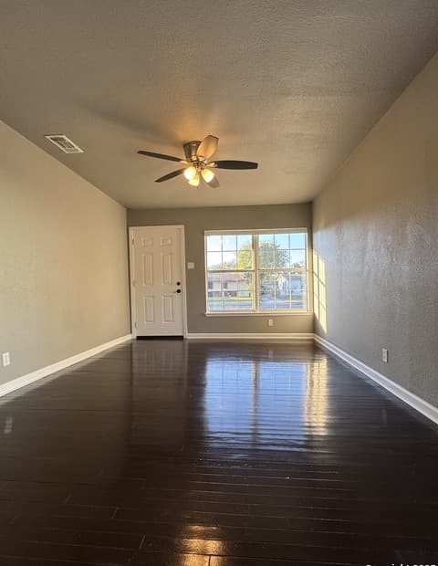 3-bedroom rental at 219 E Vestal Pl in San Antonio, TX — photo 3