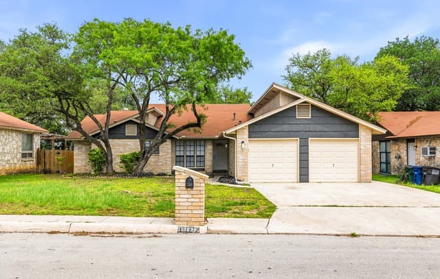 4-bedroom rental at 13834 E Hillside Dr in San Antonio, TX — photo 1