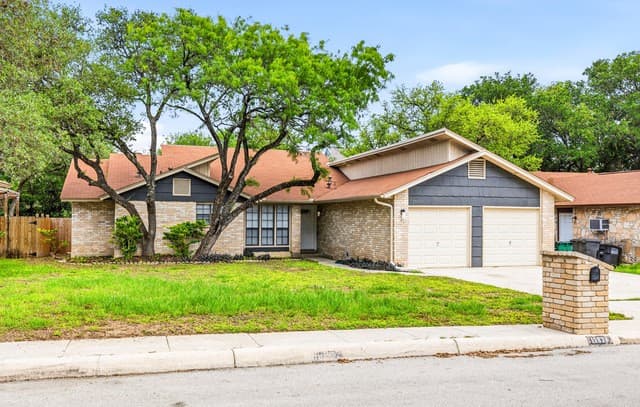 4-bedroom rental at 13834 E Hillside Dr in San Antonio, TX — photo 2