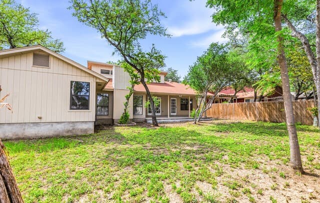 4-bedroom rental at 13834 E Hillside Dr in San Antonio, TX — photo 3