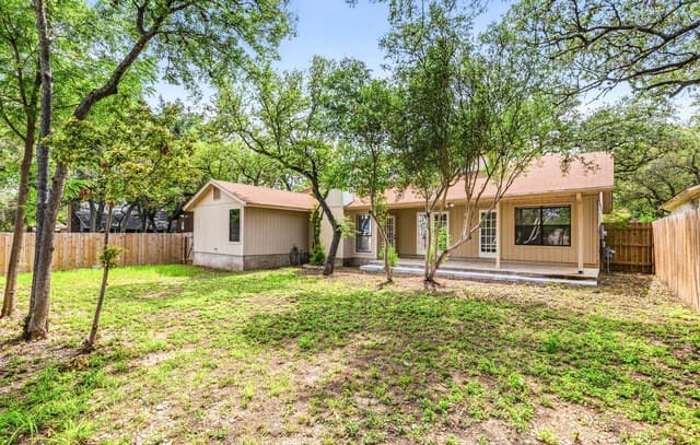 4-bedroom rental at 13834 E Hillside Dr in San Antonio, TX — photo 4
