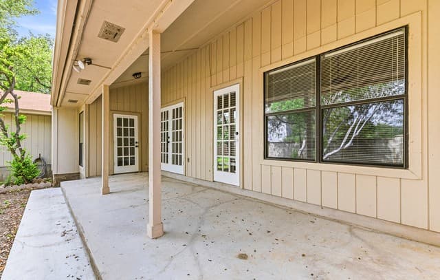 4-bedroom rental at 13834 E Hillside Dr in San Antonio, TX — photo 5