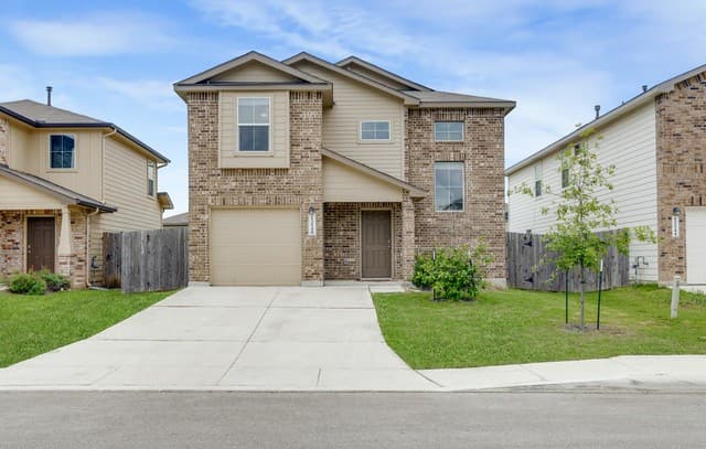 4-bedroom rental at 13540 Waxman Spark in San Antonio, TX — photo 1