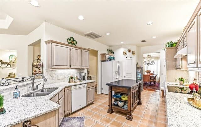 3-bedroom rental at 17202 Blanco Oaks in San Antonio, TX — photo 4