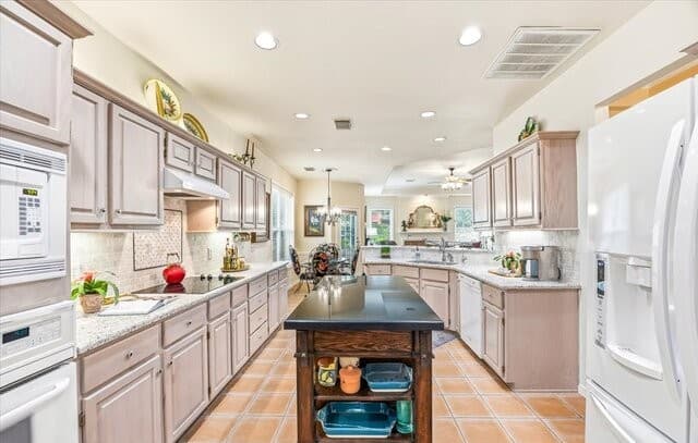 3-bedroom rental at 17202 Blanco Oaks in San Antonio, TX — photo 5