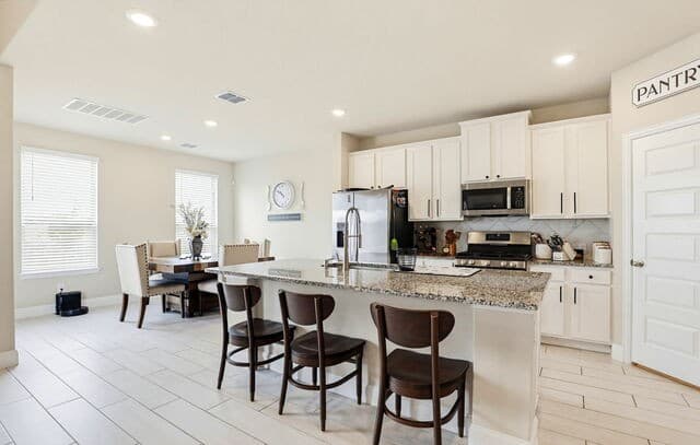5-bedroom rental at 4174 Garden Path in Schertz, TX — photo 3