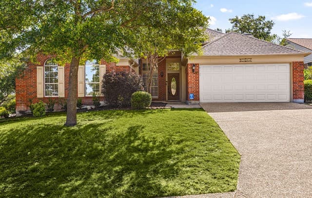 4-bedroom rental at 25003 Summit Holw in San Antonio, TX — photo 1