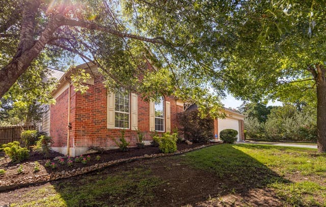 4-bedroom rental at 25003 Summit Holw in San Antonio, TX — photo 3