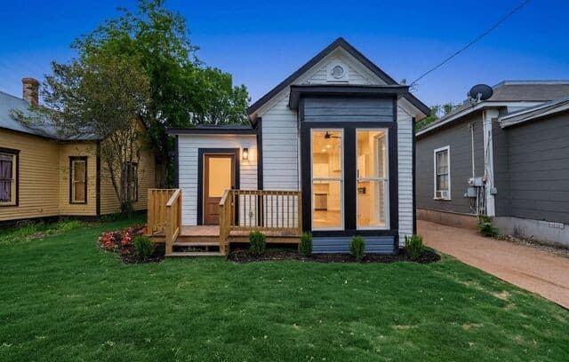 4-bedroom rental at 1122 N Pine St in San Antonio, TX — photo 1