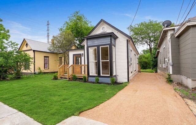4-bedroom rental at 1122 N Pine St in San Antonio, TX — photo 3