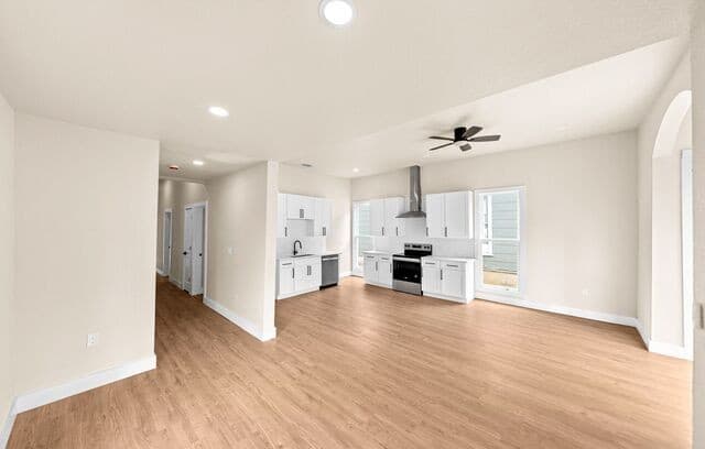 4-bedroom rental at 1122 N Pine St in San Antonio, TX — photo 4