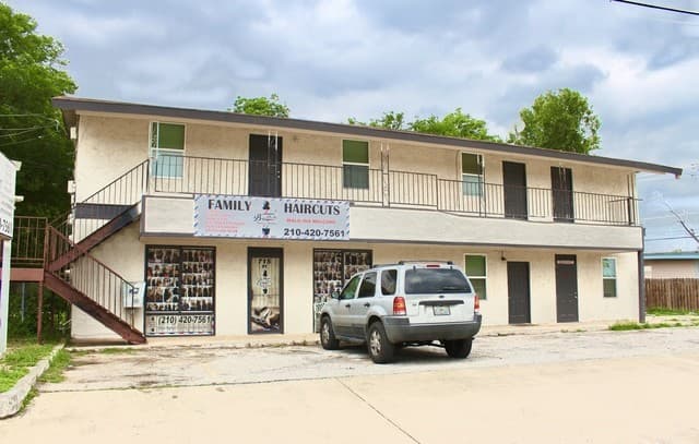 rental at 715 New Laredo Hwy in San Antonio, TX — photo 2