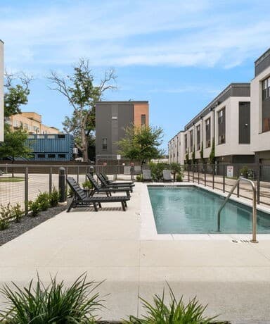 3-bedroom rental at 318 W Grayson Unit 203 in San Antonio, TX — photo 1