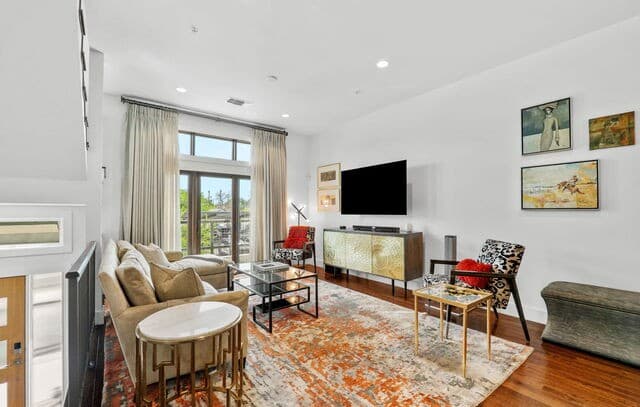 3-bedroom rental at 318 W Grayson Unit 203 in San Antonio, TX — photo 5