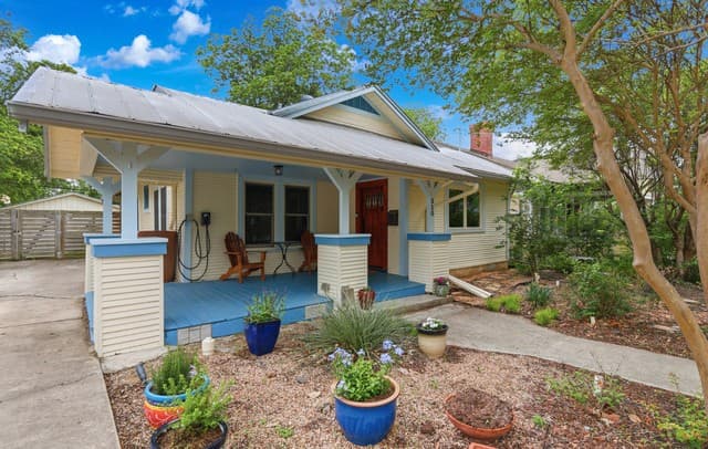 2-bedroom rental at 310 Queen Anne Ct in San Antonio, TX — photo 1