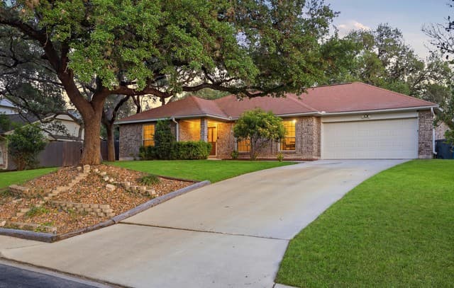 4-bedroom rental at 7906 Creek Trail in San Antonio, TX — photo 2