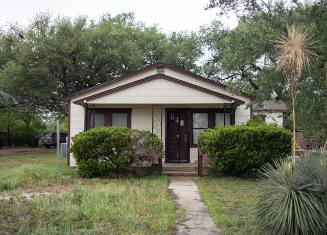 rental at 4714 E Southcross in San Antonio, TX — photo 2