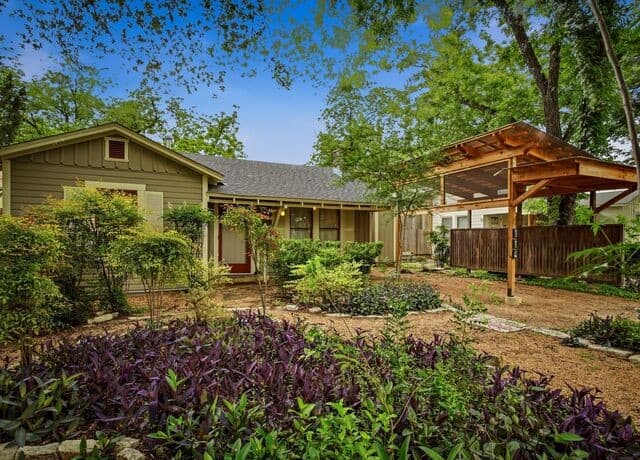 2-bedroom rental at 114 Armour Place in San Antonio, TX — photo 1