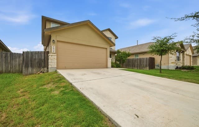 5-bedroom rental at 5935 Forte Fls in San Antonio, TX — photo 2