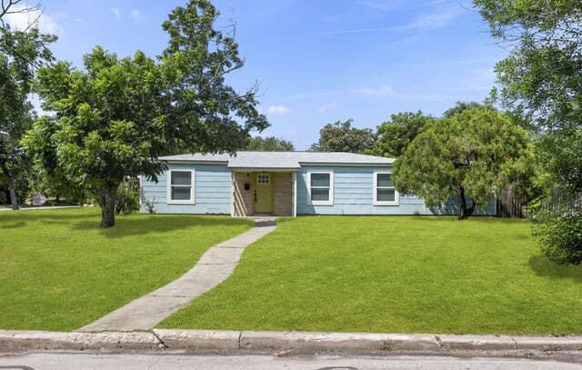 3-bedroom rental at 103 Wellesley in San Antonio, TX — photo 3