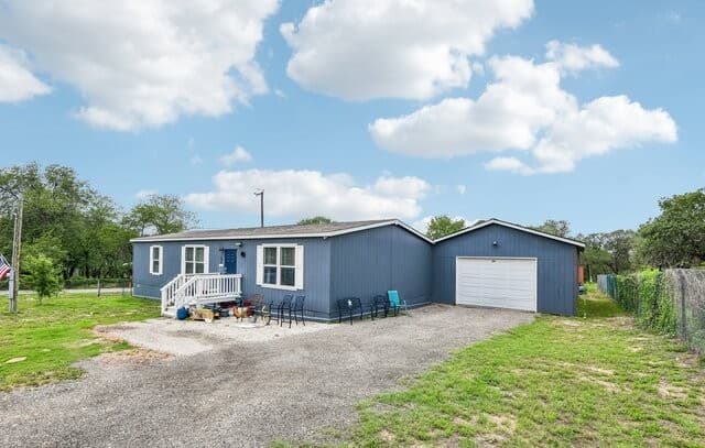 3-bedroom rental at 4103 Waterwood Pass Dr in Elmendorf, TX — photo 2