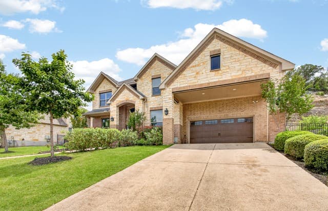 5-bedroom rental at 17014 Sonoma Rdg in San Antonio, TX — photo 2