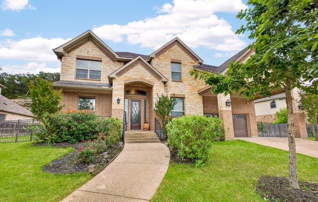 5-bedroom rental at 17014 Sonoma Rdg in San Antonio, TX — photo 3