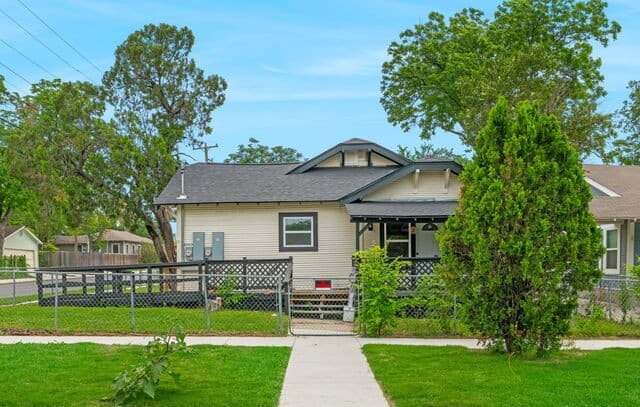 rental at 1200 W Magnolia Ave in San Antonio, TX — photo 1