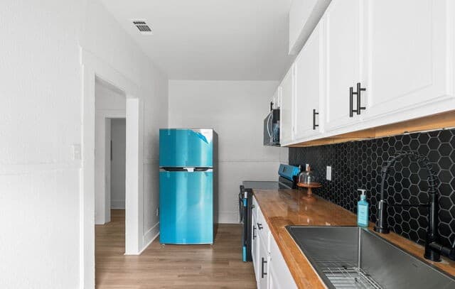 rental at 1200 W Magnolia Ave in San Antonio, TX — photo 5