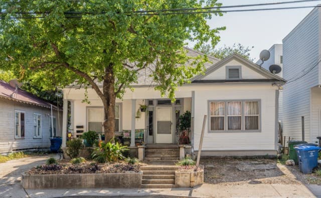 2-bedroom rental at 302 E Cevallos Unit 1 in San Antonio, TX — photo 2