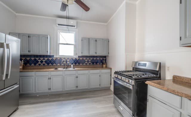 2-bedroom rental at 302 E Cevallos Unit 1 in San Antonio, TX — photo 4