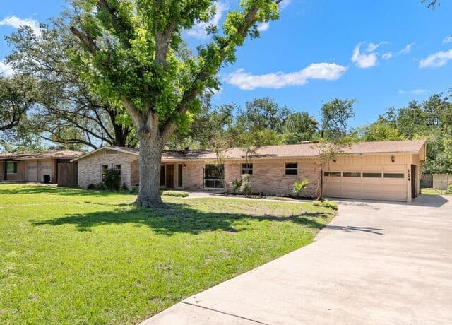 3-bedroom rental at 104 Herweck Drive in Castle Hills, TX — photo 2