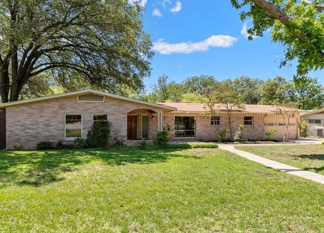 3-bedroom rental at 104 Herweck Drive in Castle Hills, TX — photo 3