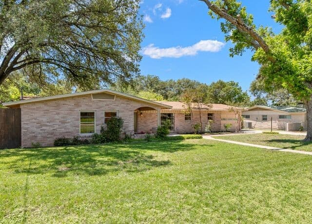 3-bedroom rental at 104 Herweck Drive in Castle Hills, TX — photo 4