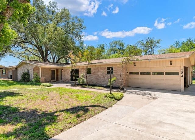 3-bedroom rental at 104 Herweck Drive in Castle Hills, TX — photo 5