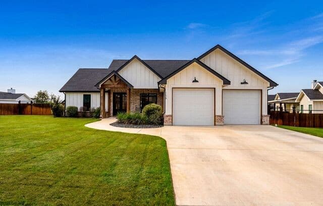 4-bedroom rental at 156 Woodbridge Dr in La Vernia, TX — photo 5