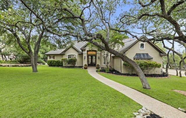 5-bedroom rental at 921 Great Tree Dr in San Antonio, TX — photo 3