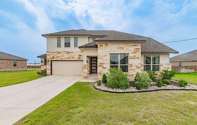 4-bedroom rental at 109 Willow Oak Trl in Floresville, TX — photo 1