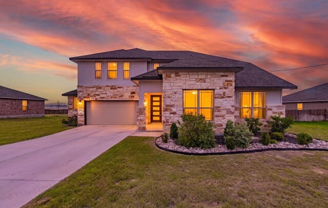 4-bedroom rental at 109 Willow Oak Trl in Floresville, TX — photo 2