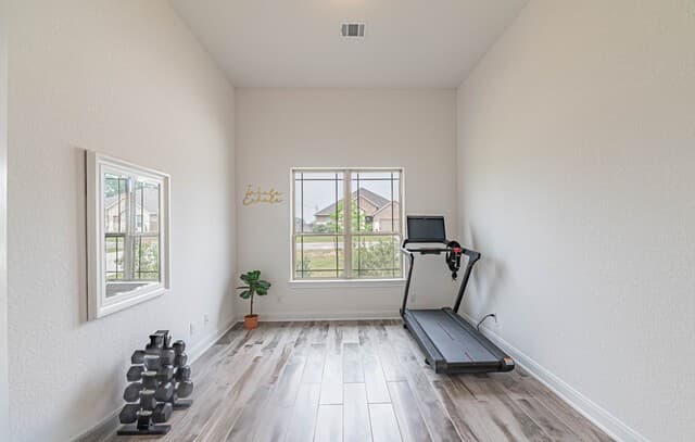 4-bedroom rental at 109 Willow Oak Trl in Floresville, TX — photo 5
